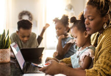 Famille rassemblée autour d'une tablette.