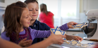 Kids decorating Hannukah cookies