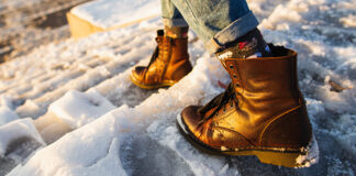 Personne marchant dans la neige avec des bottes