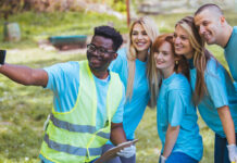 Un groupe de volontaires prenant un selfie