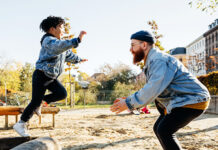 Un garçon qui saute vers un homme
