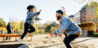 Un garçon qui saute vers un homme