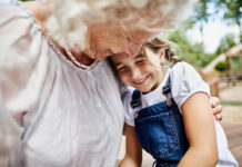 Les 10 principales raisons d’avoir un testament Une grand-mère serrant sa petite-fille dans ses bras.