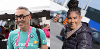 Un homme et une femme souriant en participant à un événement bénévole